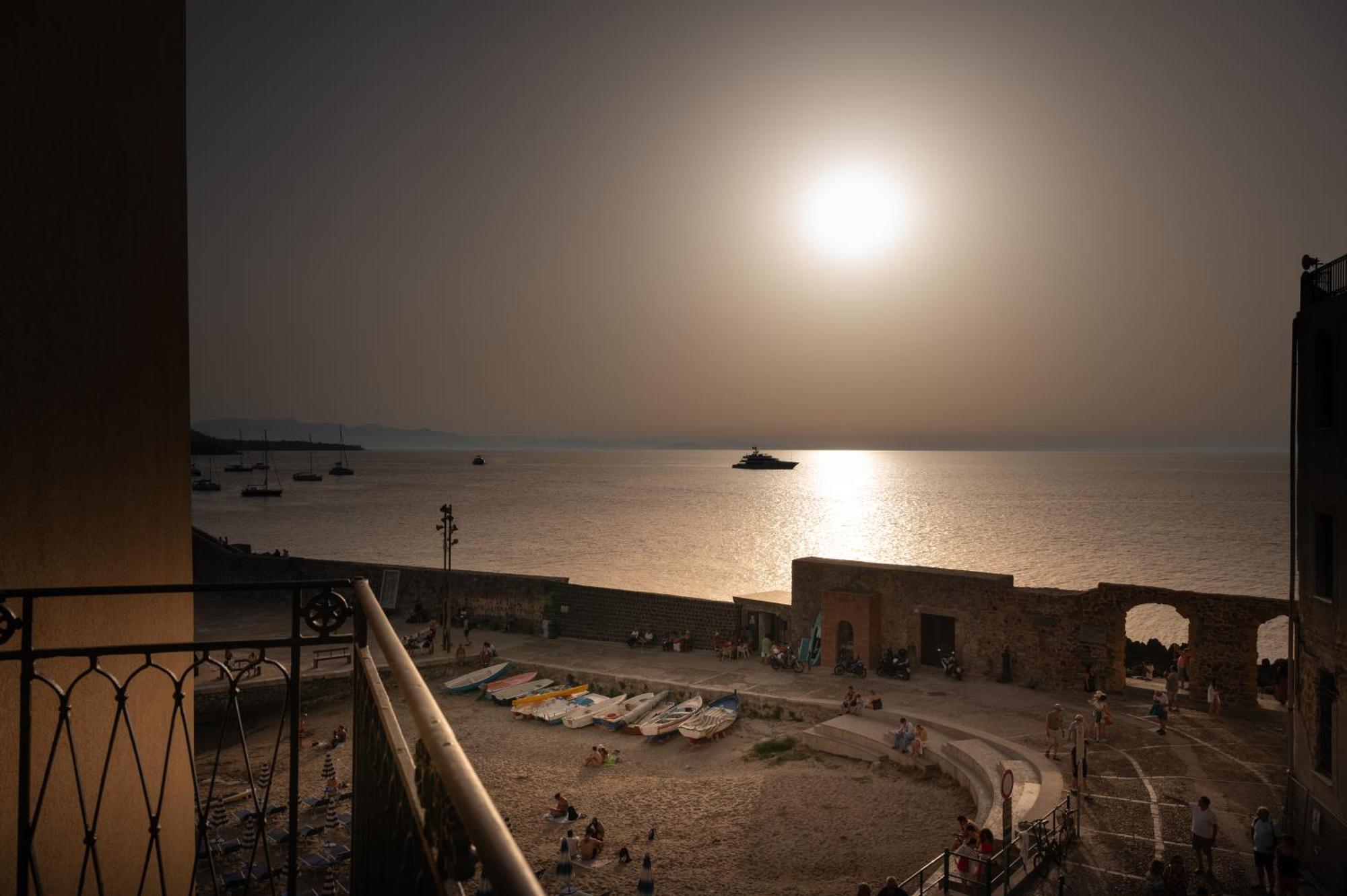 Casa Vacanze Tramonto Alla Marina Cefalù Exteriör bild