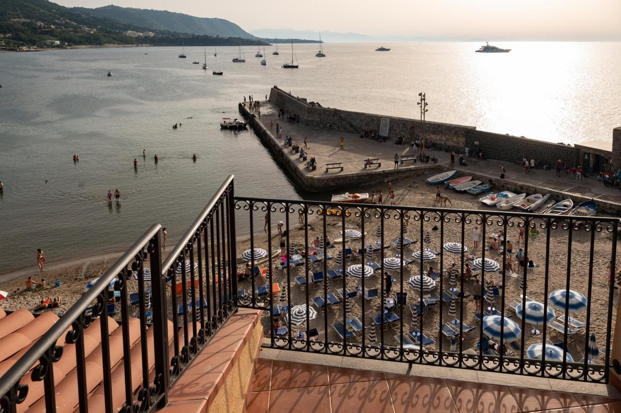 Casa Vacanze Tramonto Alla Marina Cefalù Exteriör bild