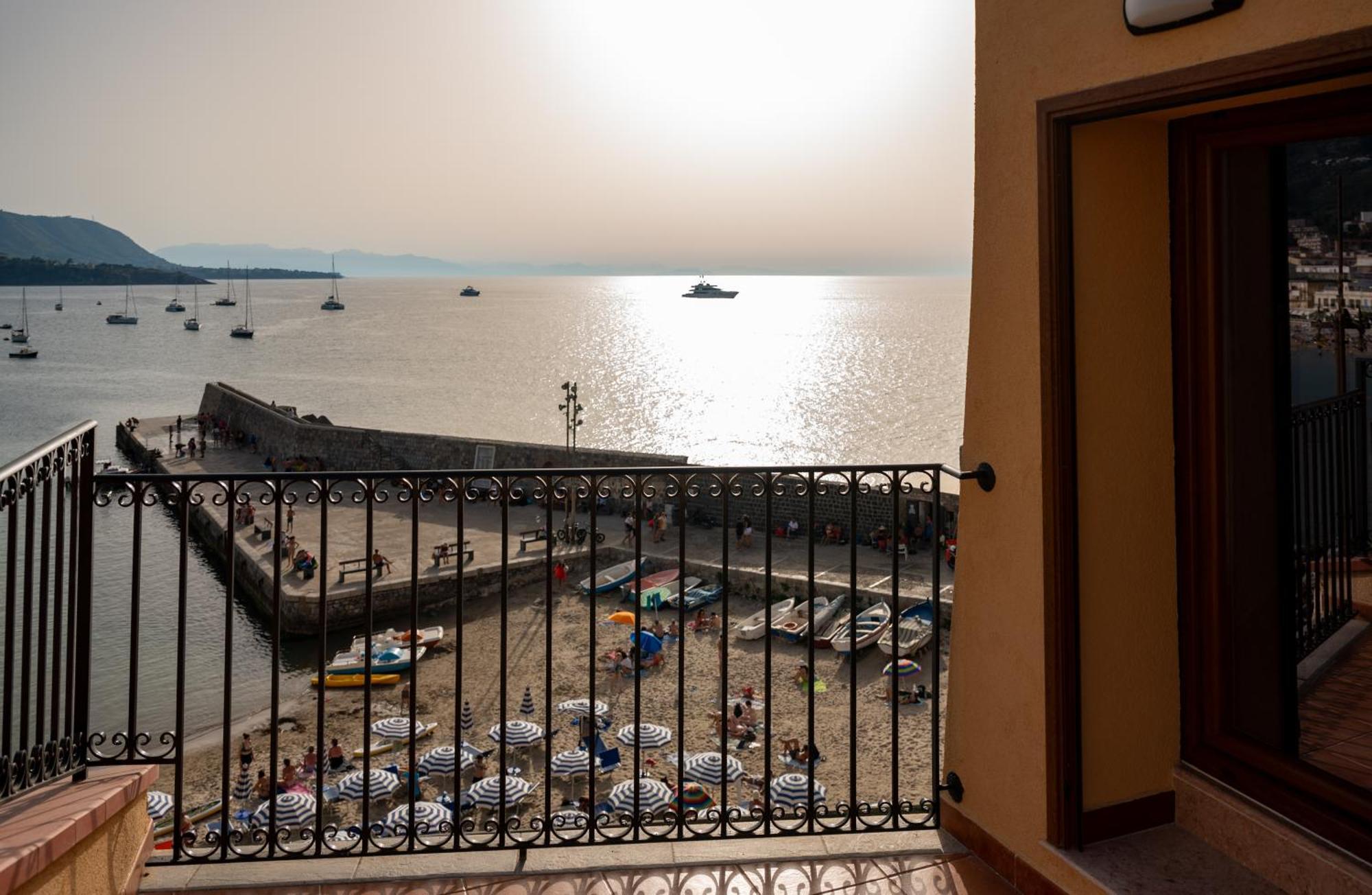 Casa Vacanze Tramonto Alla Marina Cefalù Exteriör bild