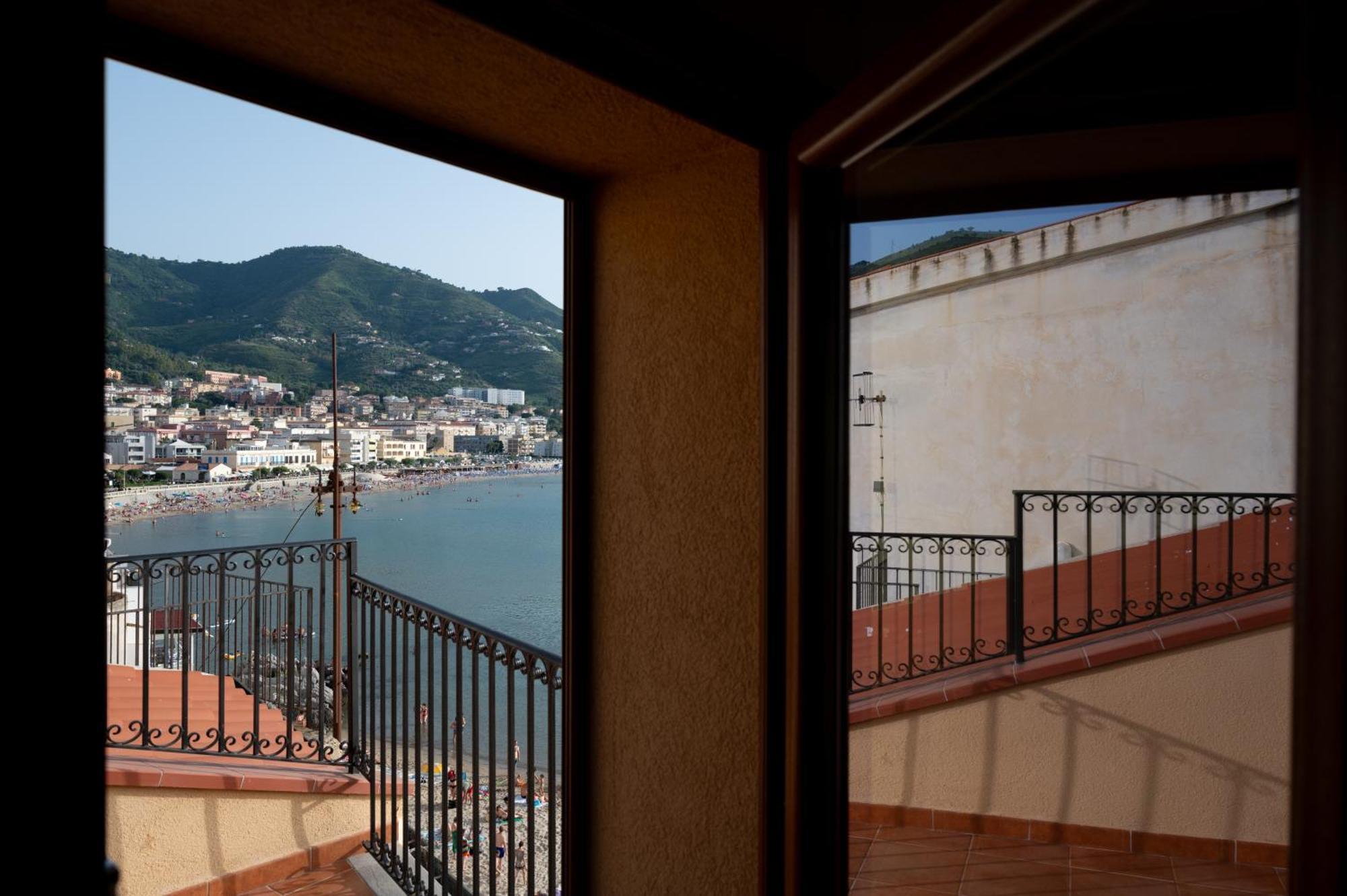 Casa Vacanze Tramonto Alla Marina Cefalù Exteriör bild